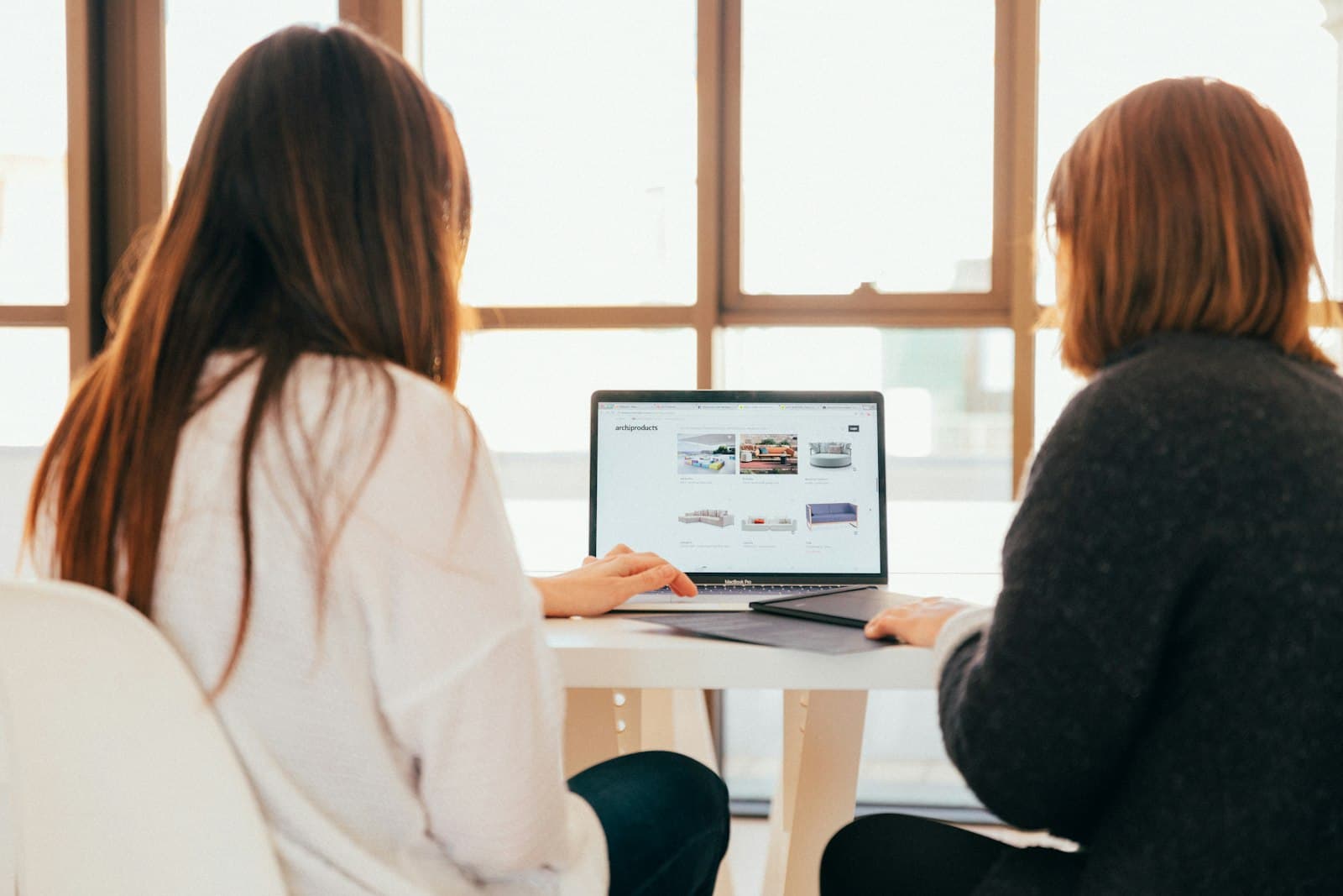 Iemand werkt op een laptop aan een bureau op kantoor