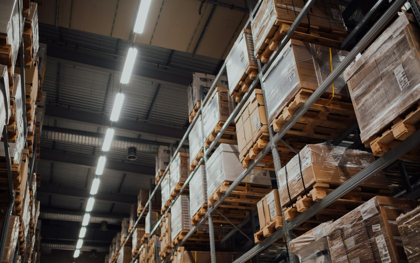 Hoge stellingen met pallets in een magazijn