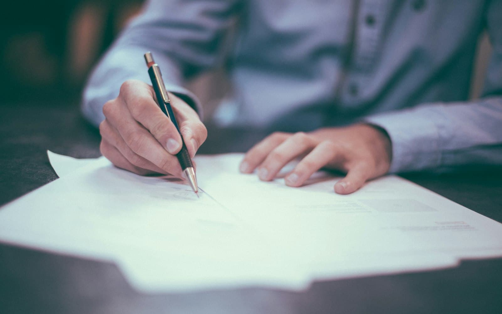 Hand die een document ondertekent