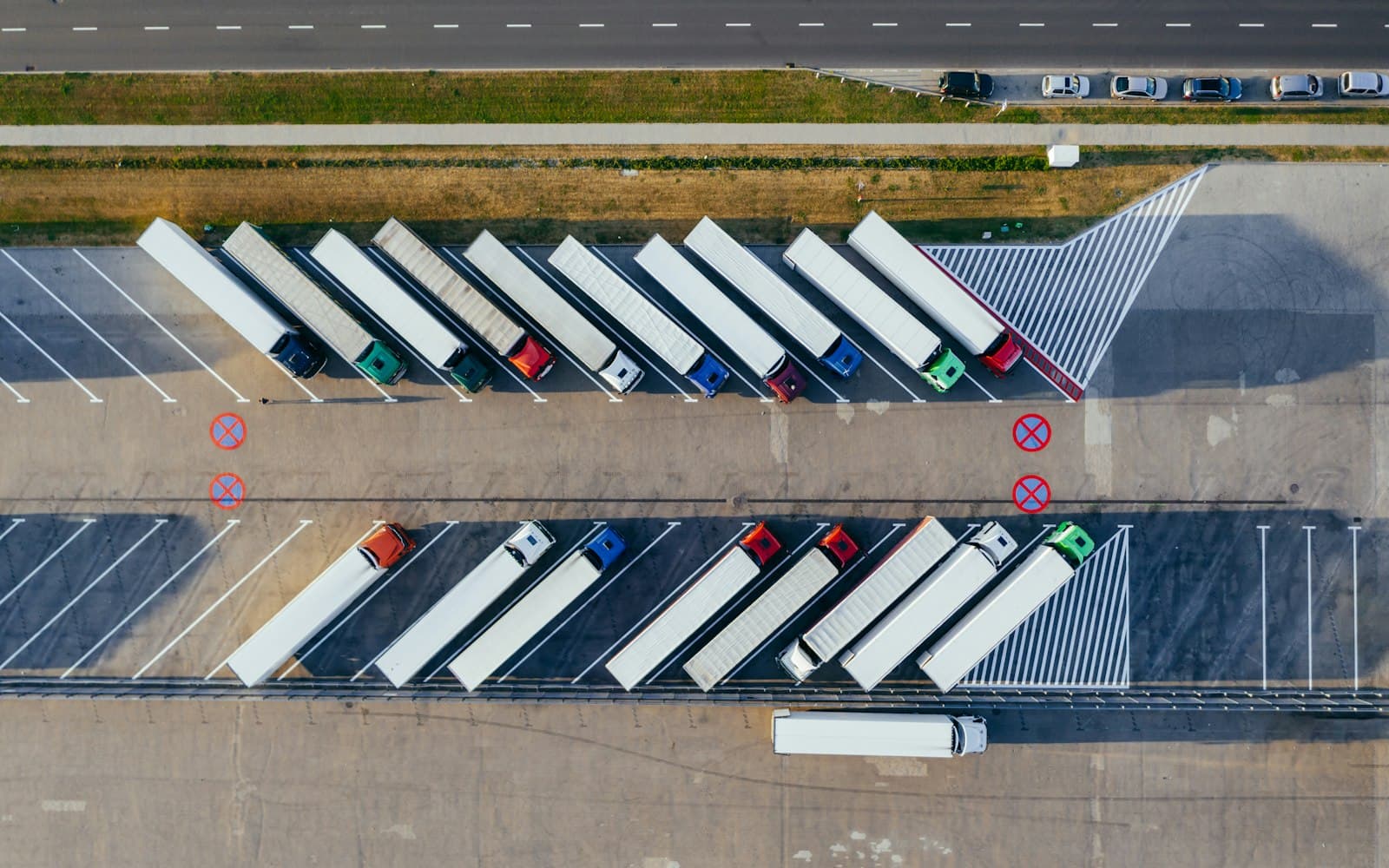 Vrachtwagens van bovenaf op een parkeerterrein